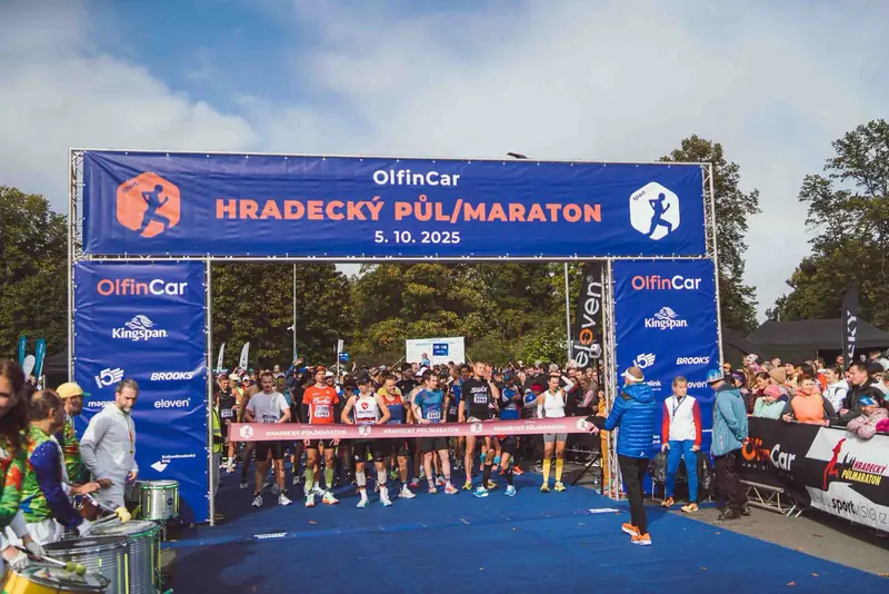Startovní brána Hradeckého půlmaratonu s běžci