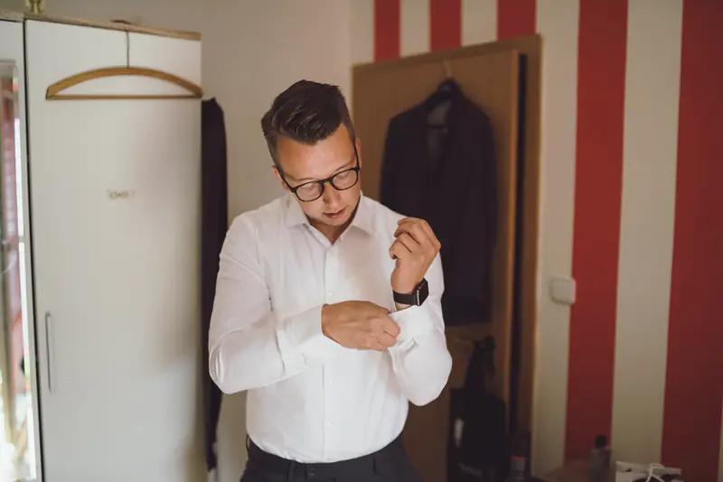 Ženich si zapíná manžetu košile