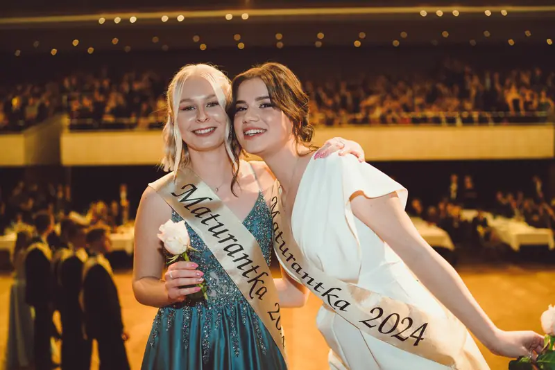 Dvě maturantky se šerpami 2024 v objetí