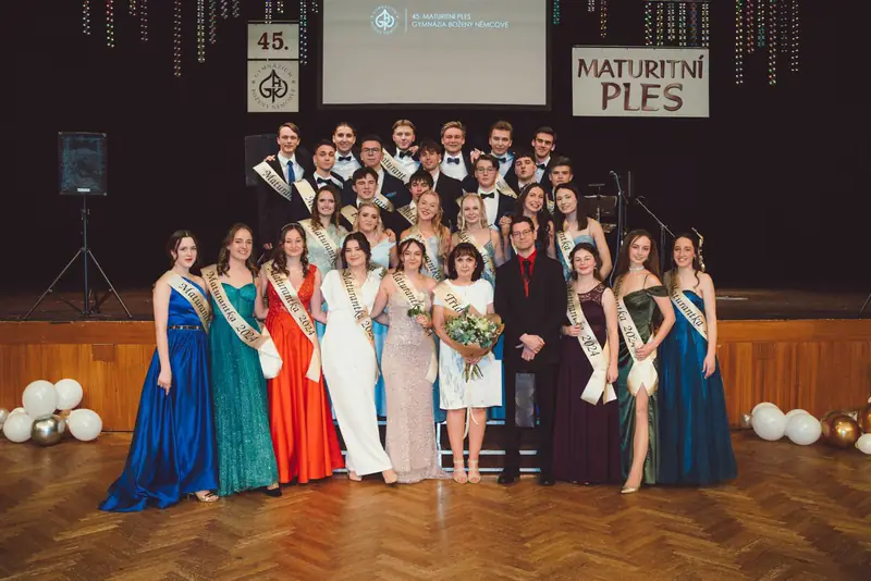 Maturitní ročník se šerpami na pódiu