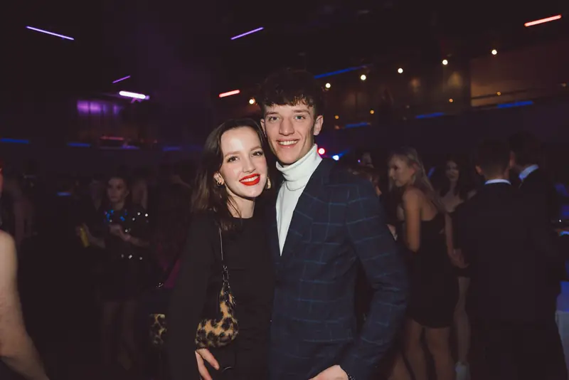 Maturant s maminkou se usmívají v sále