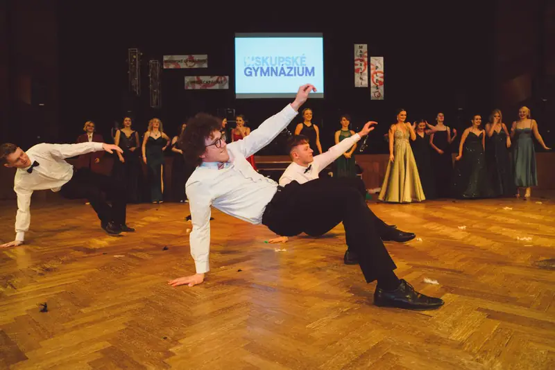 Maturant při tanečním vystoupení na parketu