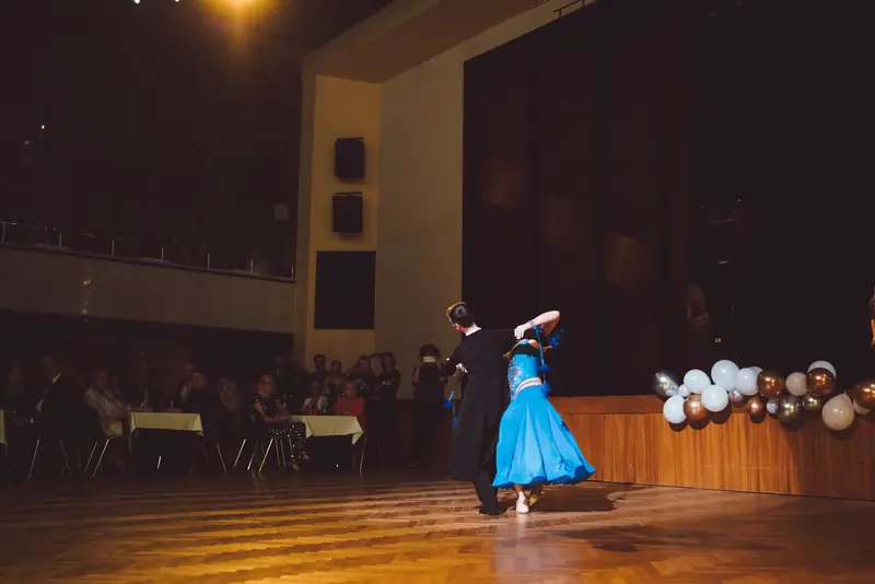 Maturantka tančí sólo v modrých šatech