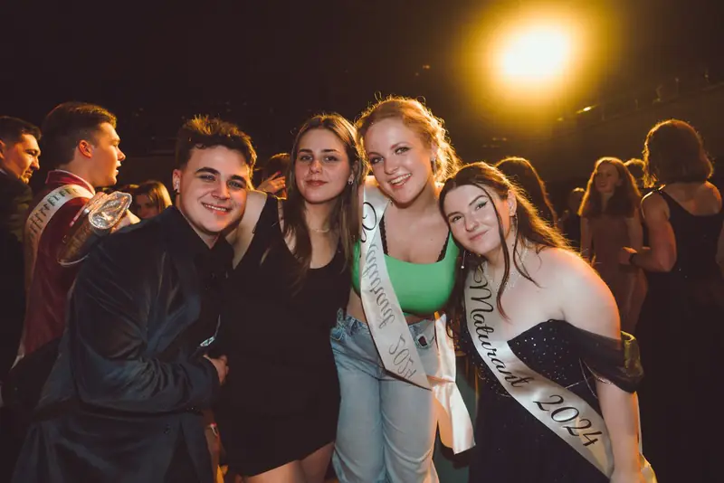 Maturanti se šerpami se smějí do objektivu