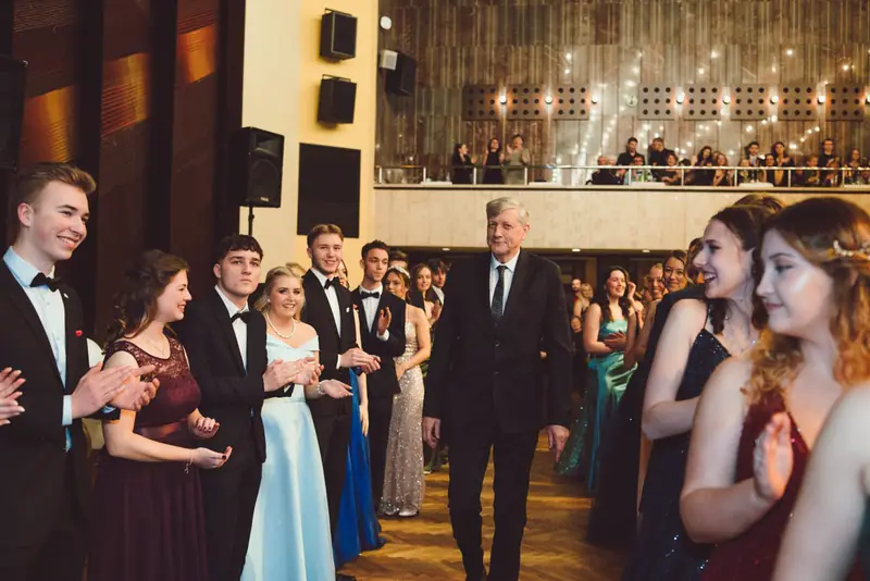 Maturanti čekají na nástup v plném sále