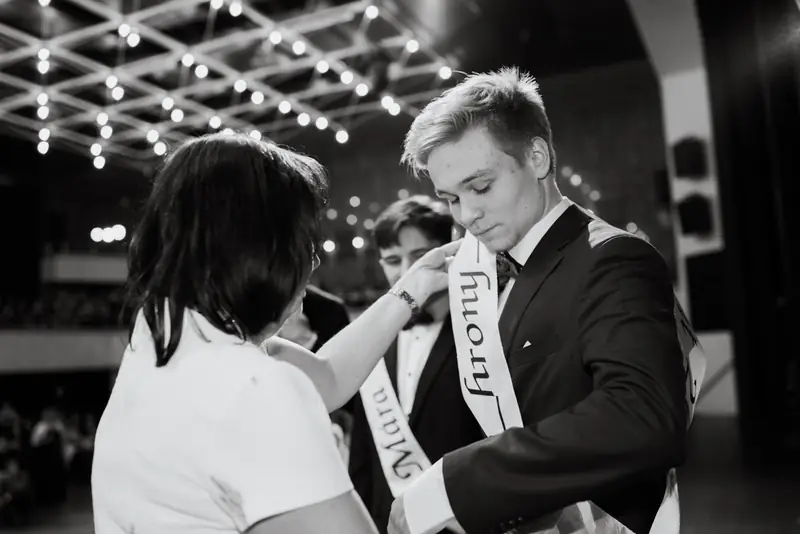 Černobílý snímek šerpování maturanta