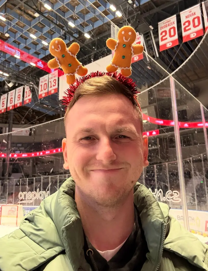 Radim Joska s vánoční čelenkou na hokejovém stadionu