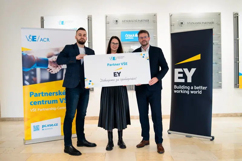 Předání šeku partnerského centra VŠE