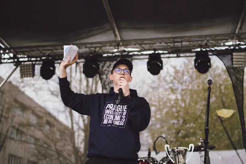 Moderátor na pódiu studentského festivalu