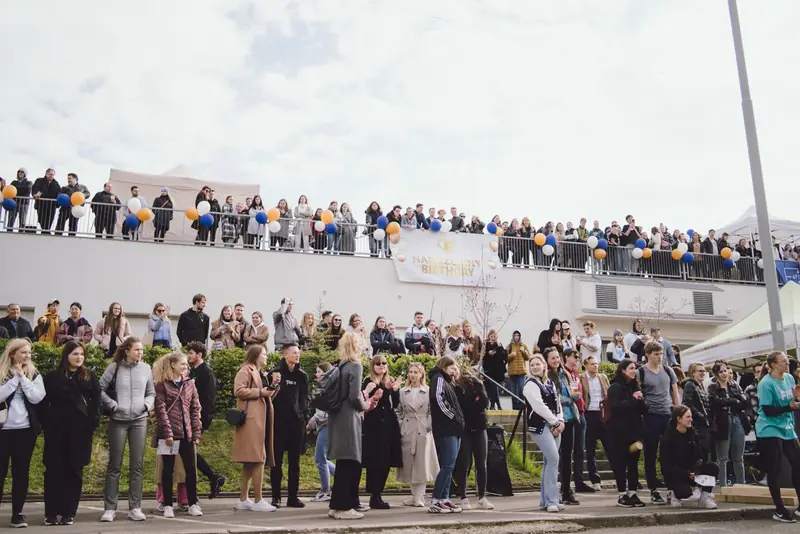 Diváci na venkovním studentském festivalu