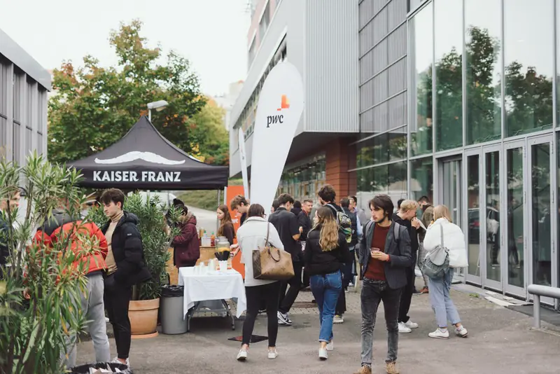 Stánky studentského festivalu před školou