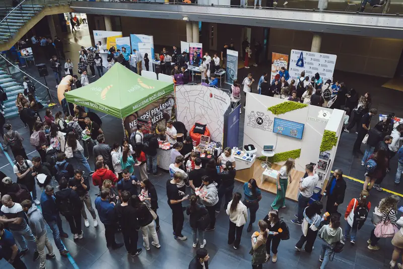 Plné atrium na kariérním veletrhu