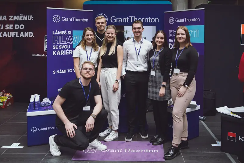 Tým u stánku Grant Thornton na veletrhu