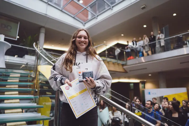 Usměvavá studentka s letákem v atriu