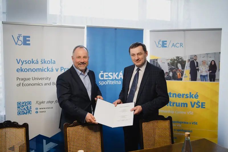 Zástupci VŠE a České spořitelny drží podepsanou smlouvu