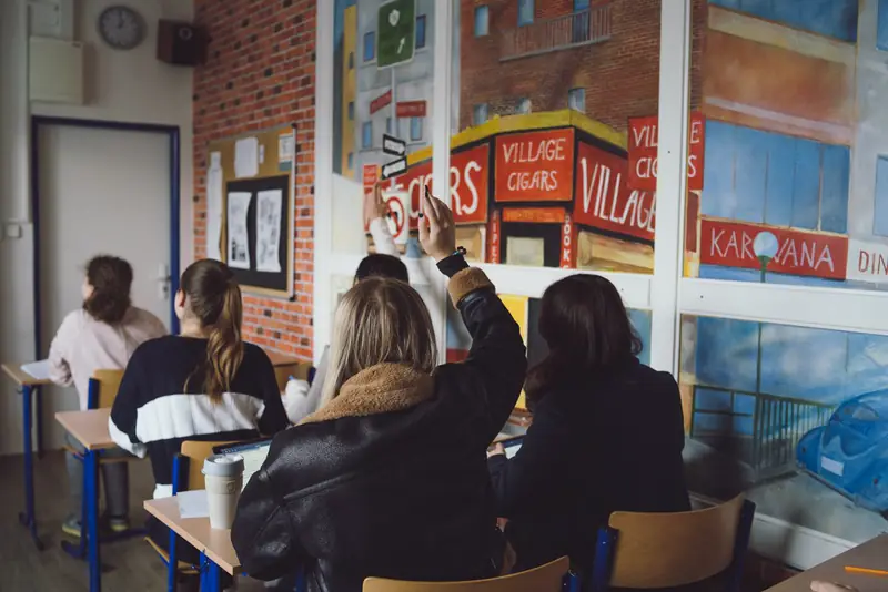 Studentky u stolu na kariérní akci