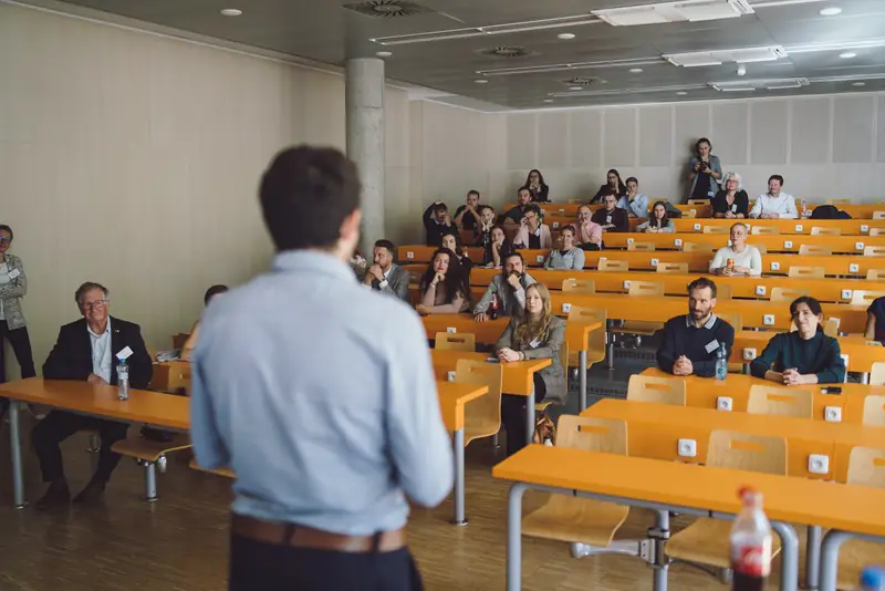 Přednášející před studenty v aule