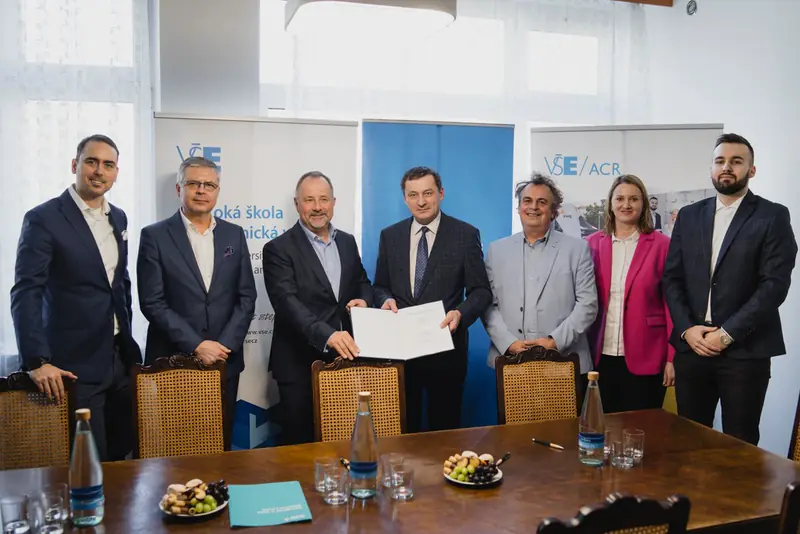 Podpis partnerské smlouvy u stolu