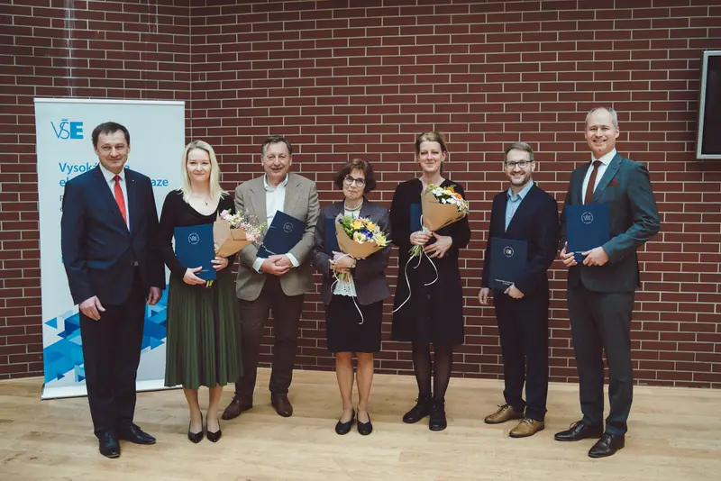 Skupinová fotka oceněných s kyticemi