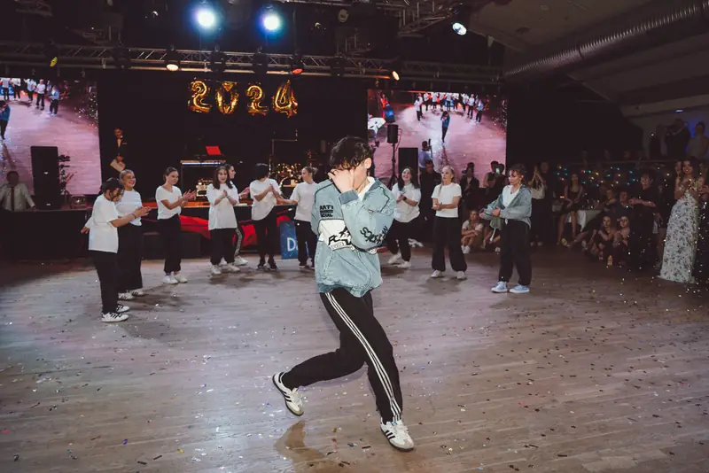 Maturant tančí na parketu před ročníkem 2024