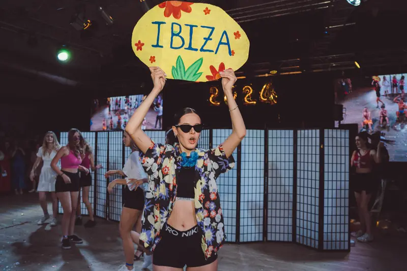 Maturantka drží ceduli IBIZA na plese