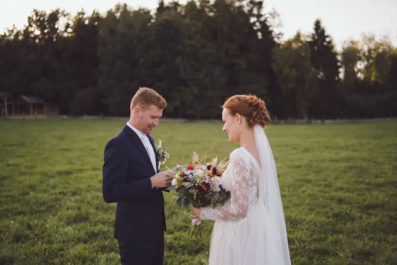 Ženich poprvé vidí nevěstu na louce