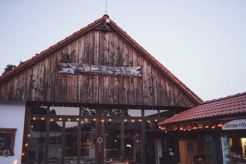 Dřevěná stodola s restaurací, místo konání svatby
