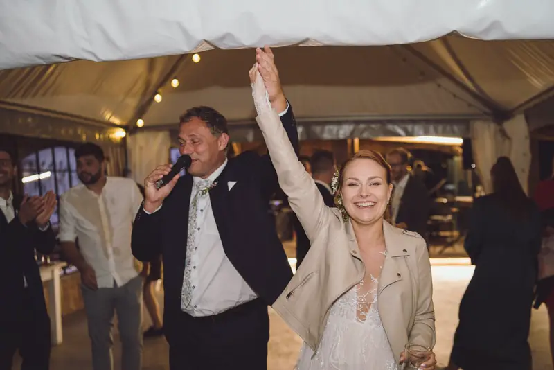 Nevěsta s mikrofonem zpívá a slaví s hosty ve stanu