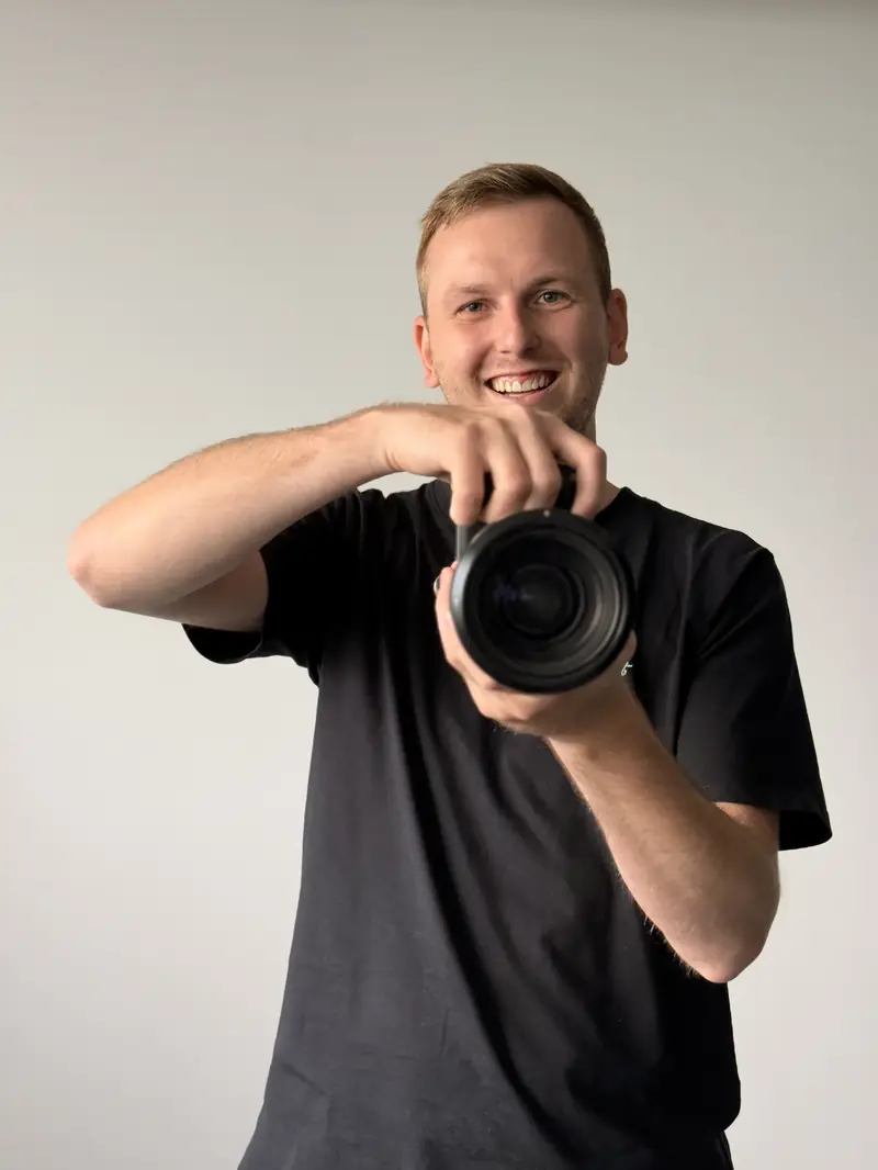 Fotograf Radim Joska míří objektivem do kamery