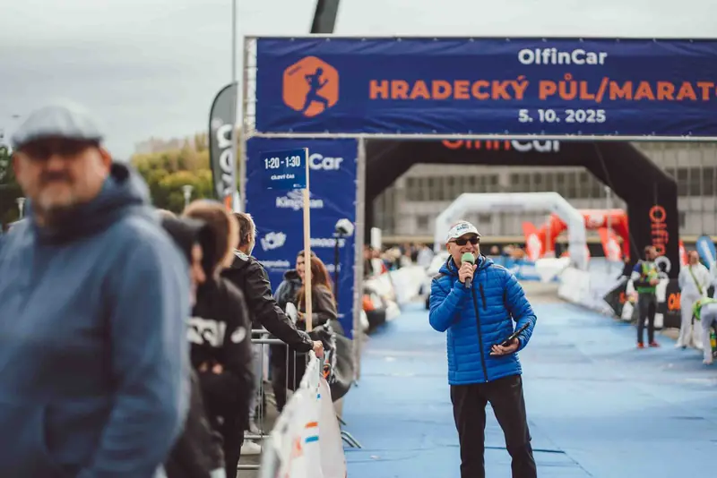 Moderátor u startovní brány Hradeckého půlmaratonu