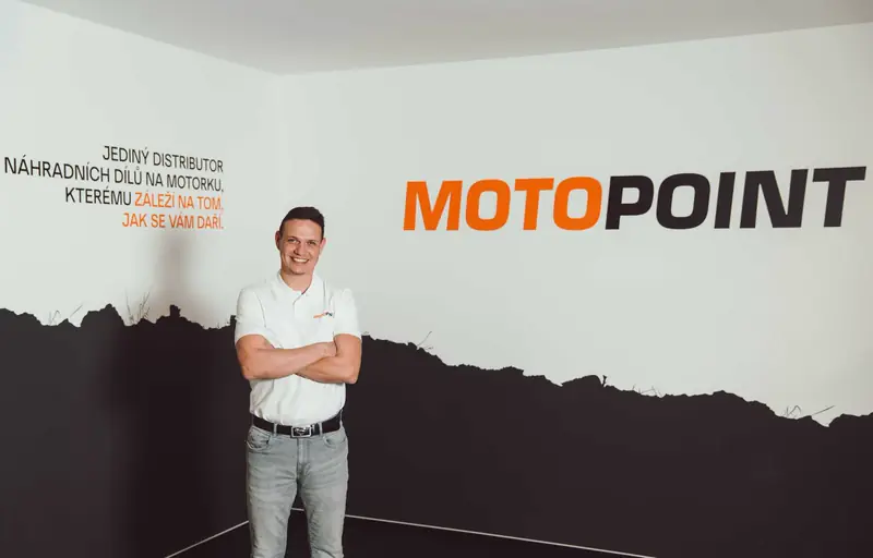 Firemní portrét muže před logem Motopoint