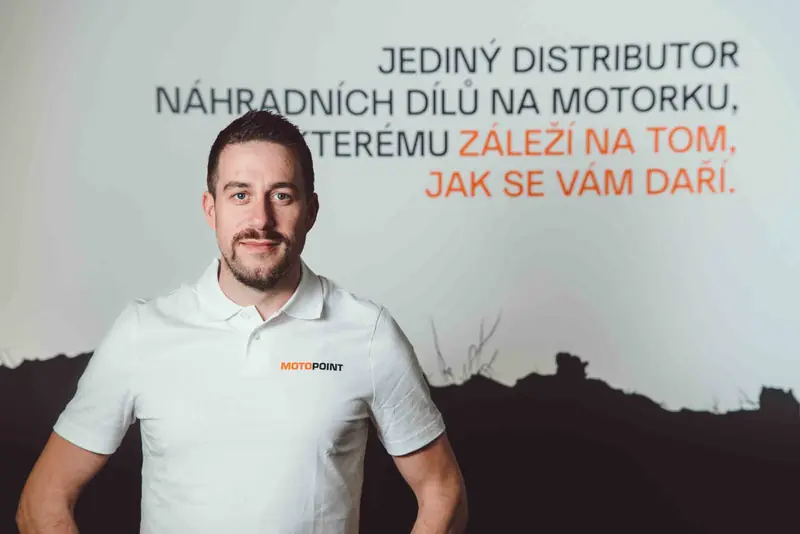Usměvavý muž ve firemním tričku Motopoint