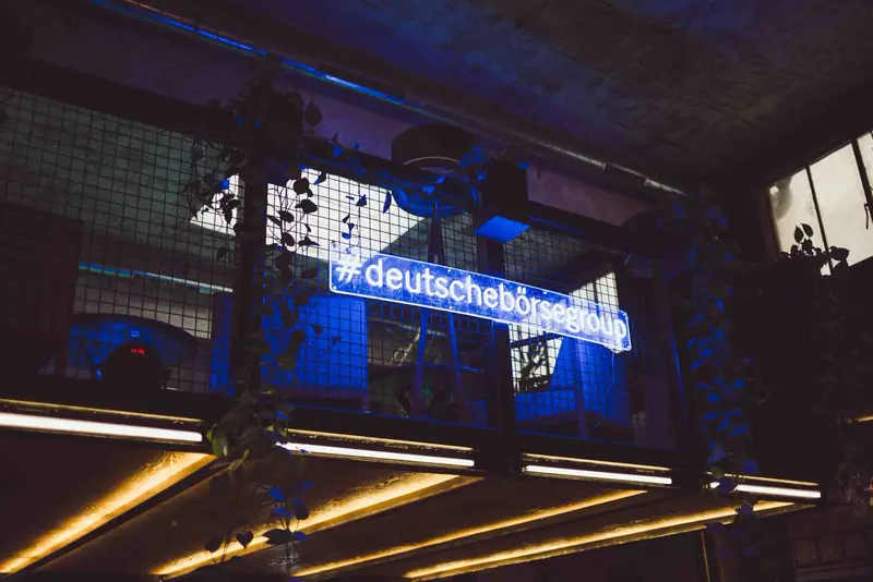 Neonové logo Deutsche Börse v sále