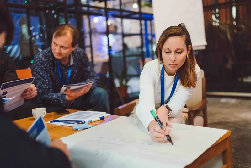 Účastnice workshopu si píše poznámky