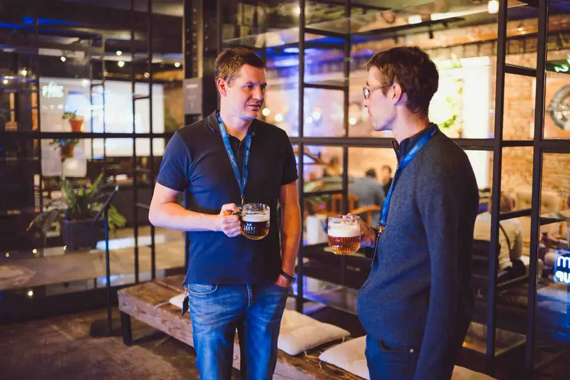 Networking dvou mužů s kávou