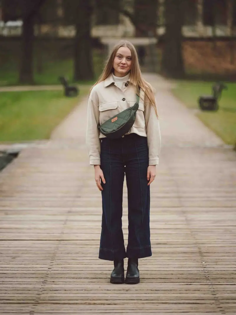 Modelka s ledvinkou na dřevěném mole v parku