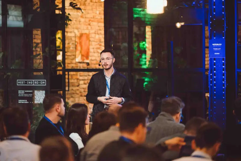 Řečník přednáší na firemní konferenci