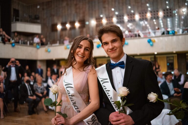 Šerpování na maturitním plesu v Hradci Králové