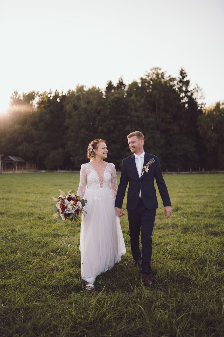 Párové focení na svatbě při západu slunce. Svatba se odehrávala v Pensionu Alwin v Chlumci nad Cidlinou.