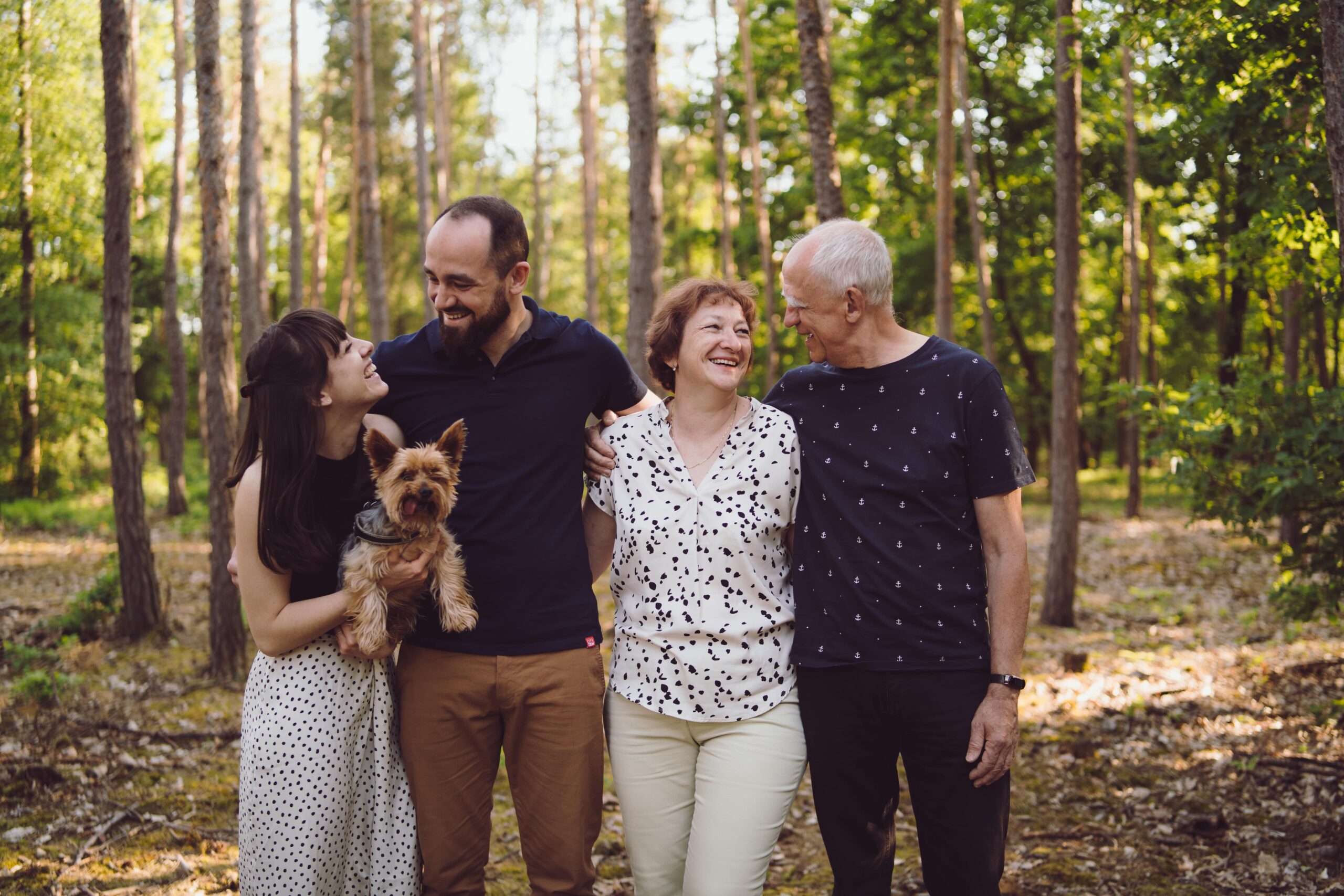 Rodinné focení v lesích u Roudničky v Hradci Králové při západu slunce