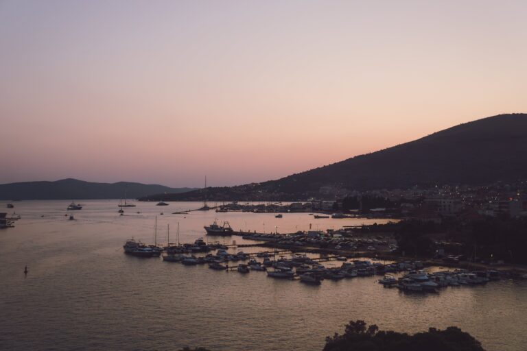 Západ slunce v Chorvatsku - výhled na přístav