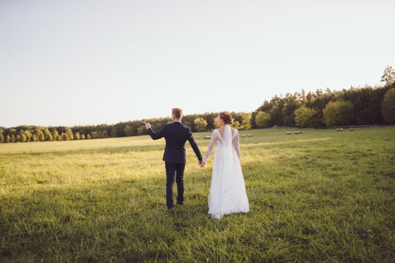 Párové focení na svatbě v Penzionu Alwin - při zlaté hodince